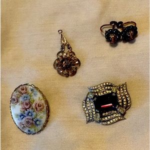 2 Vintage brooches and 2 vintage pairs of earrings plus a pendant